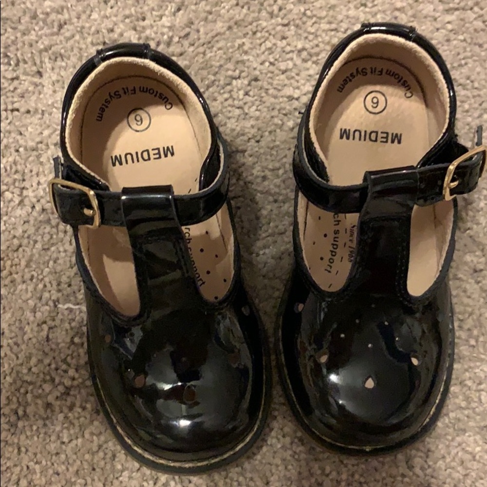 Patent leather black footmates shoes